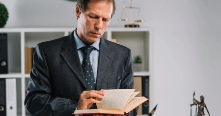 conselheiro de juizes trabalhando com contrato no tribunal